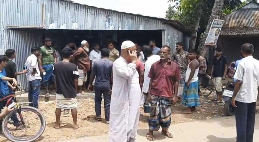 গুদামের দরজা ভেঙে ‘১৯৭ বস্তা’ সার নিয়ে গেলেন কৃষক
