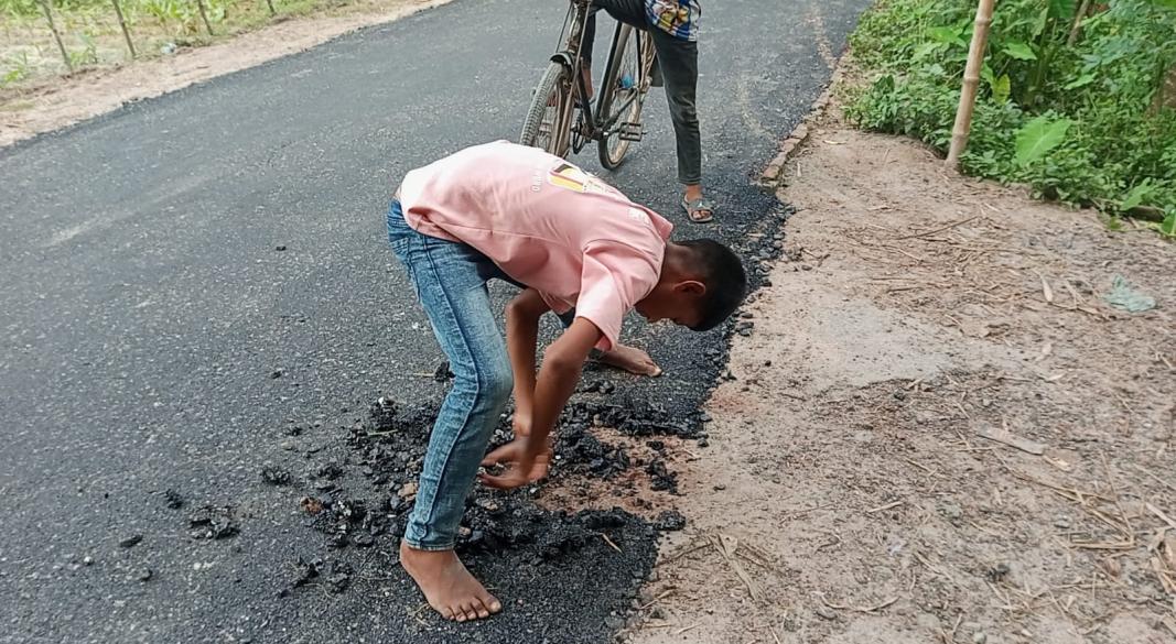 ডিমলায় রাস্তার কাজের ব্যাপক অনিয়ম,তদারকীতে গাফিলতি ; কাজ আটকে দিলেন স্থানীয় জনতা